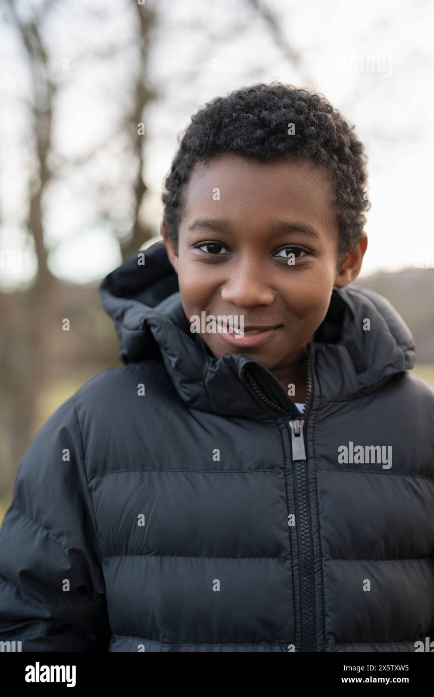 Ritratto di un ragazzo che indossa una giacca invernale Foto Stock