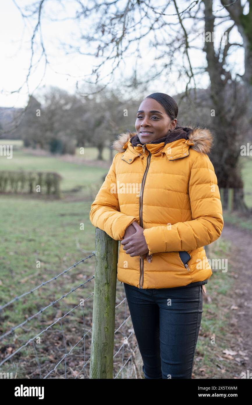 Ritratto di donna che indossa una giacca invernale Foto Stock
