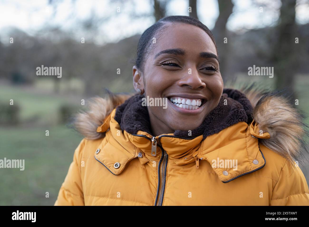 Ritratto di donna che indossa una giacca invernale in un ambiente rurale Foto Stock