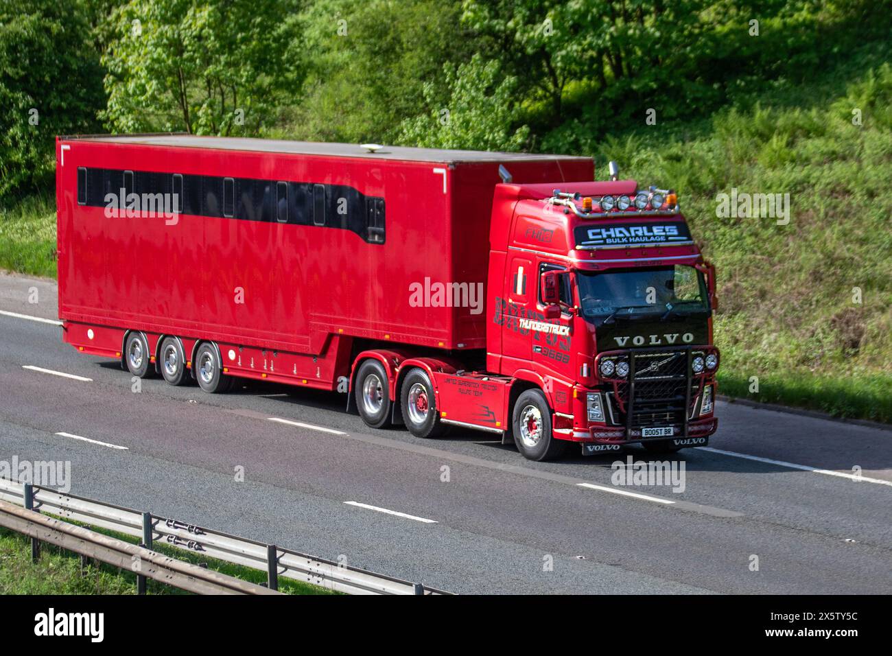 Brutus Thunders Trucks; B.. M Charles Bulk Haulage Red Volvo FH16 camion Moroingn sulla M61 motoway UK Foto Stock