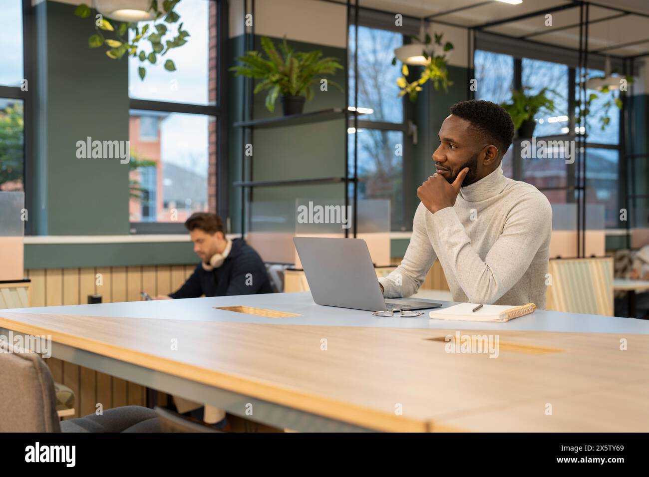 Uomini d'affari che lavorano in un ufficio moderno Foto Stock