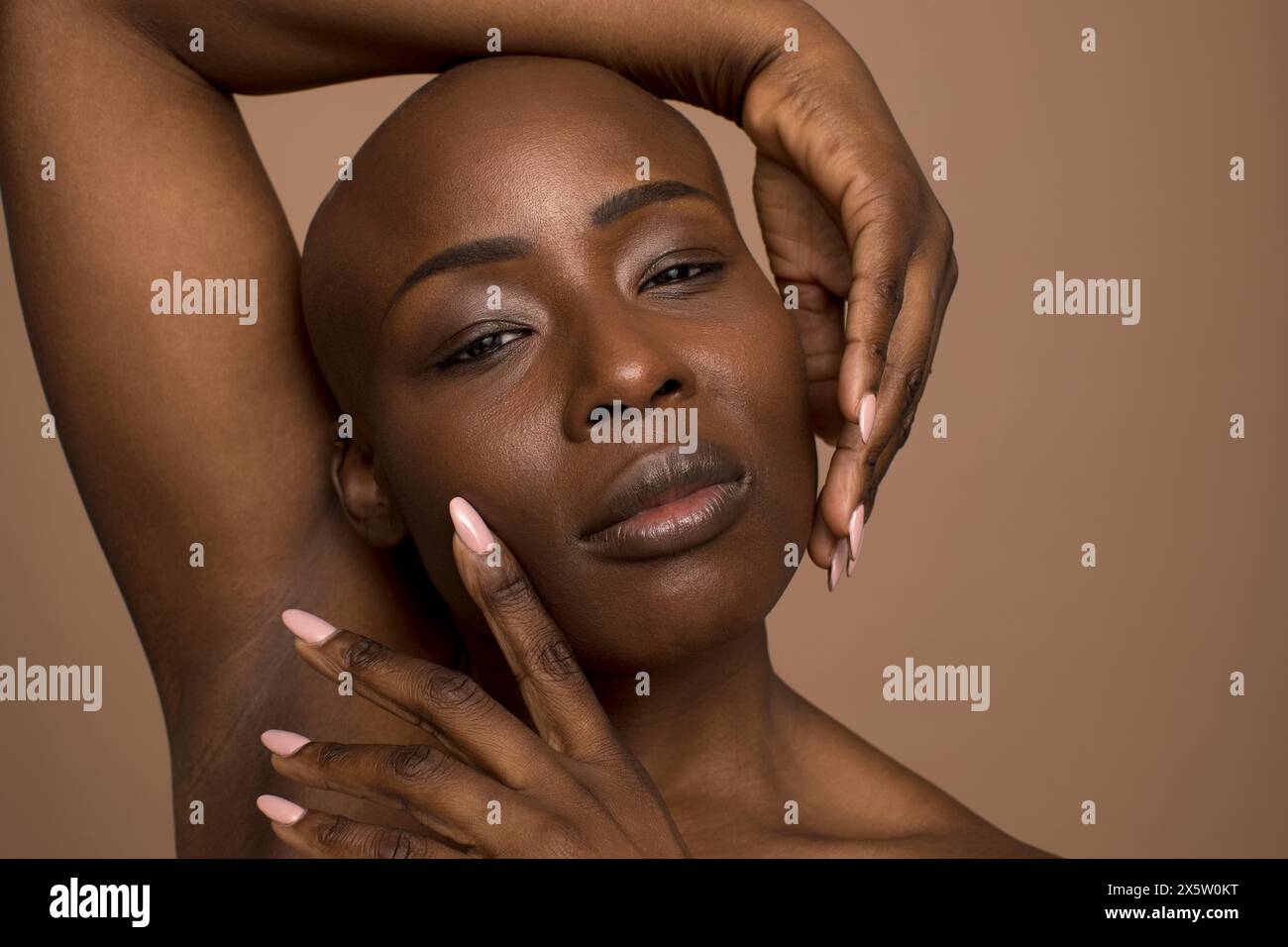 Ritratto in studio di una donna con la testa rasata Foto Stock