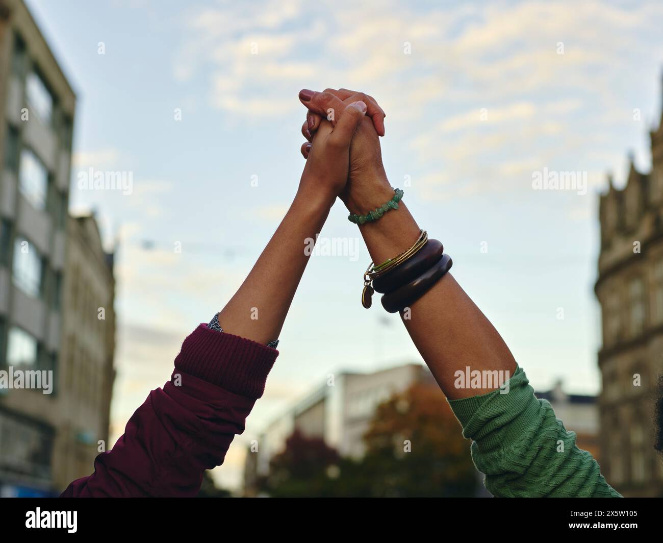 Due donne che tengono le mani in alto Foto Stock