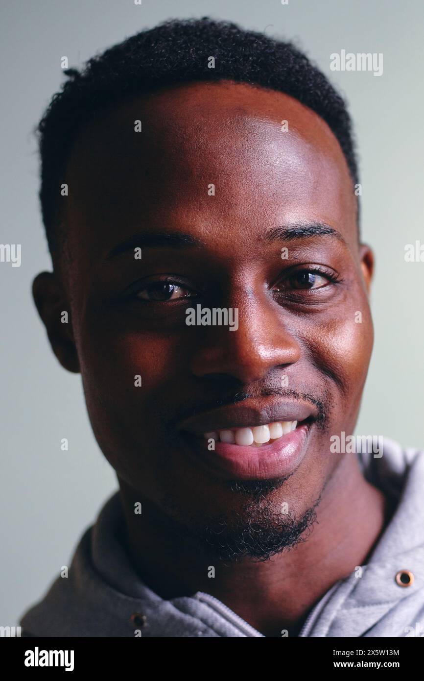 Ritratto di un uomo adulto in felpa Foto Stock