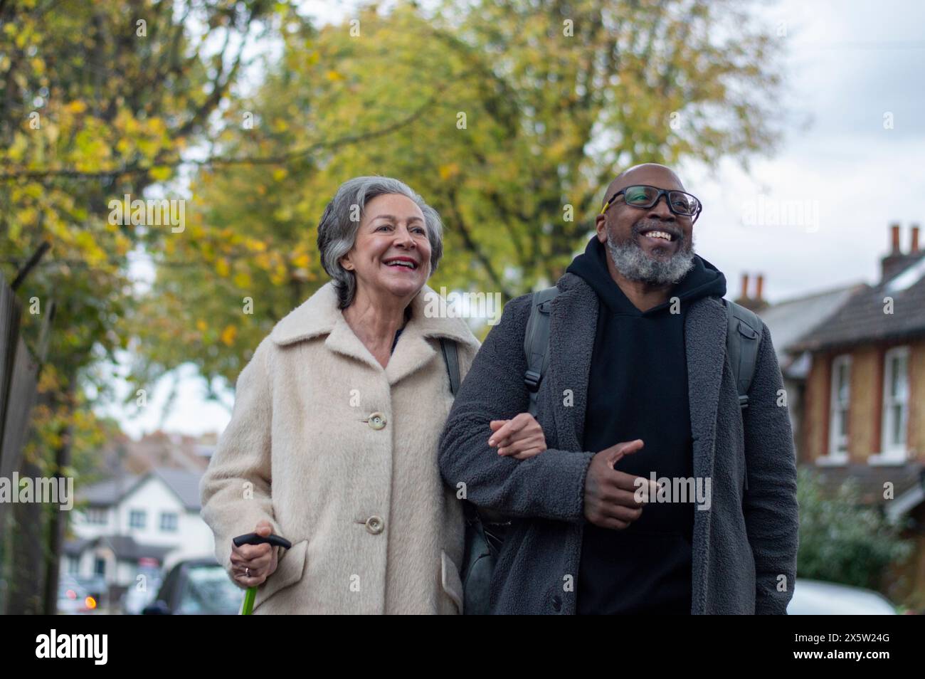 Coppia senior camminare a braccetto Foto Stock