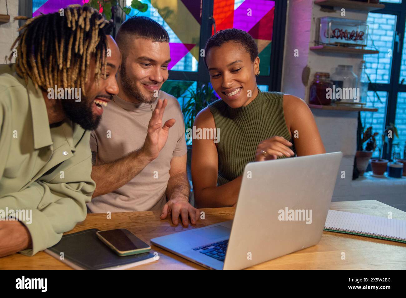 Gruppo di amici con videochiamata sul laptop Foto Stock