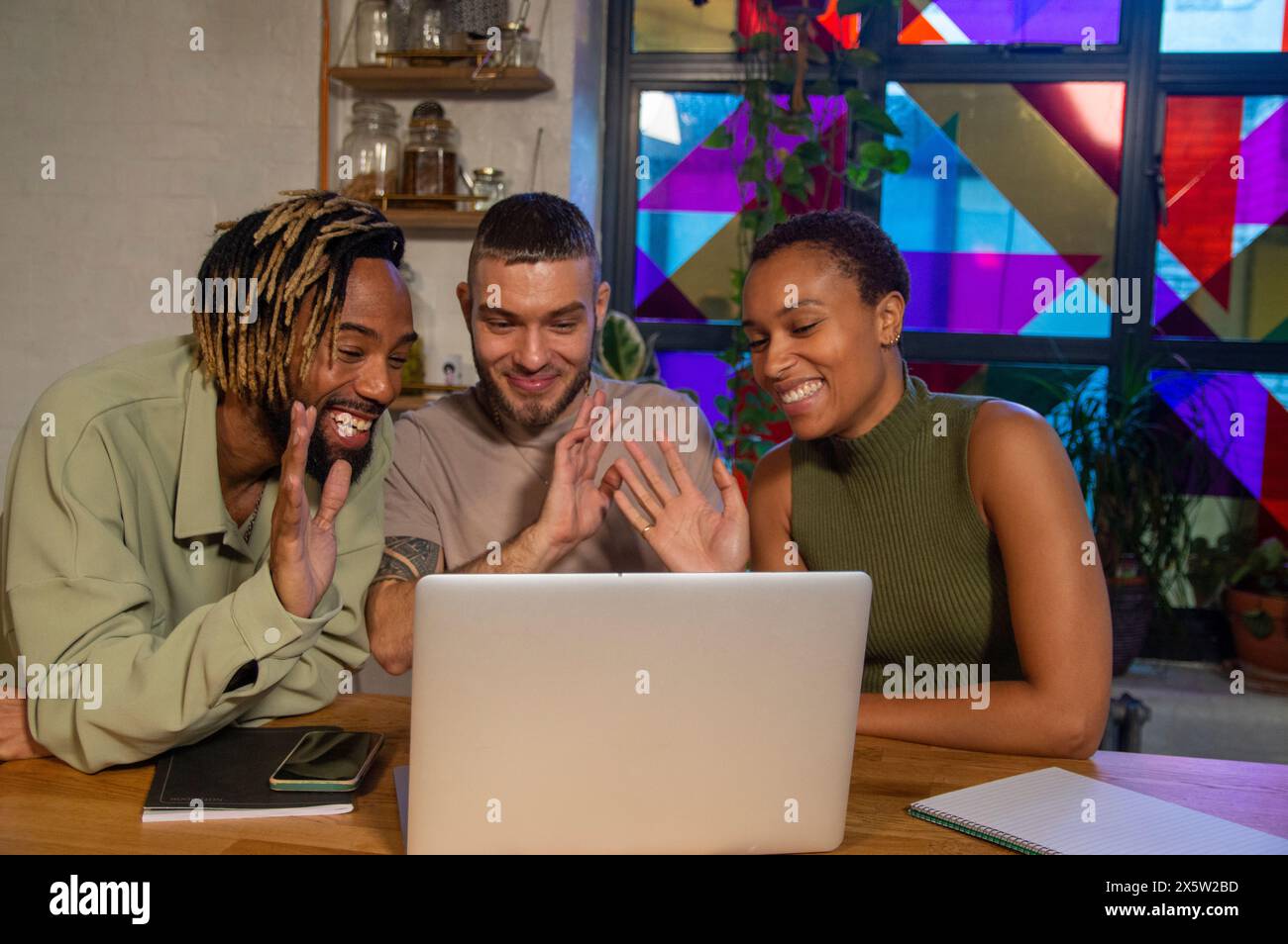 Gruppo di amici con videochiamata sul laptop Foto Stock