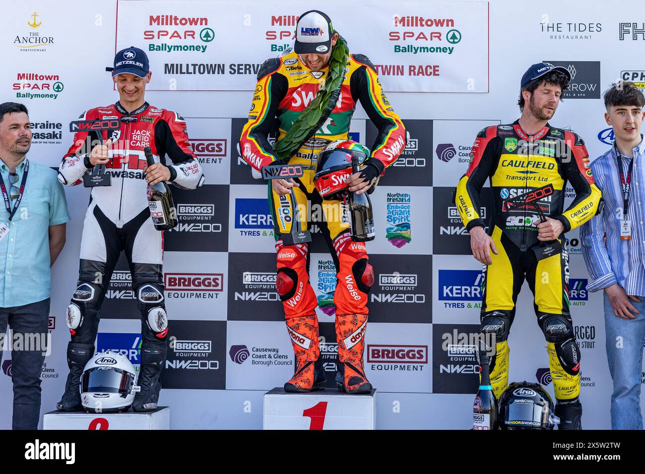 Portstewart, Regno Unito. 9 maggio 2024. Peter Hickman (60) ha vinto la Milltown Services Station Supertwin Race al Northwest 200. Il secondo fu Richar Cooper (47) e il terzo fu Mike Browne (16) Credit: Bonzo/Alamy Live News Foto Stock