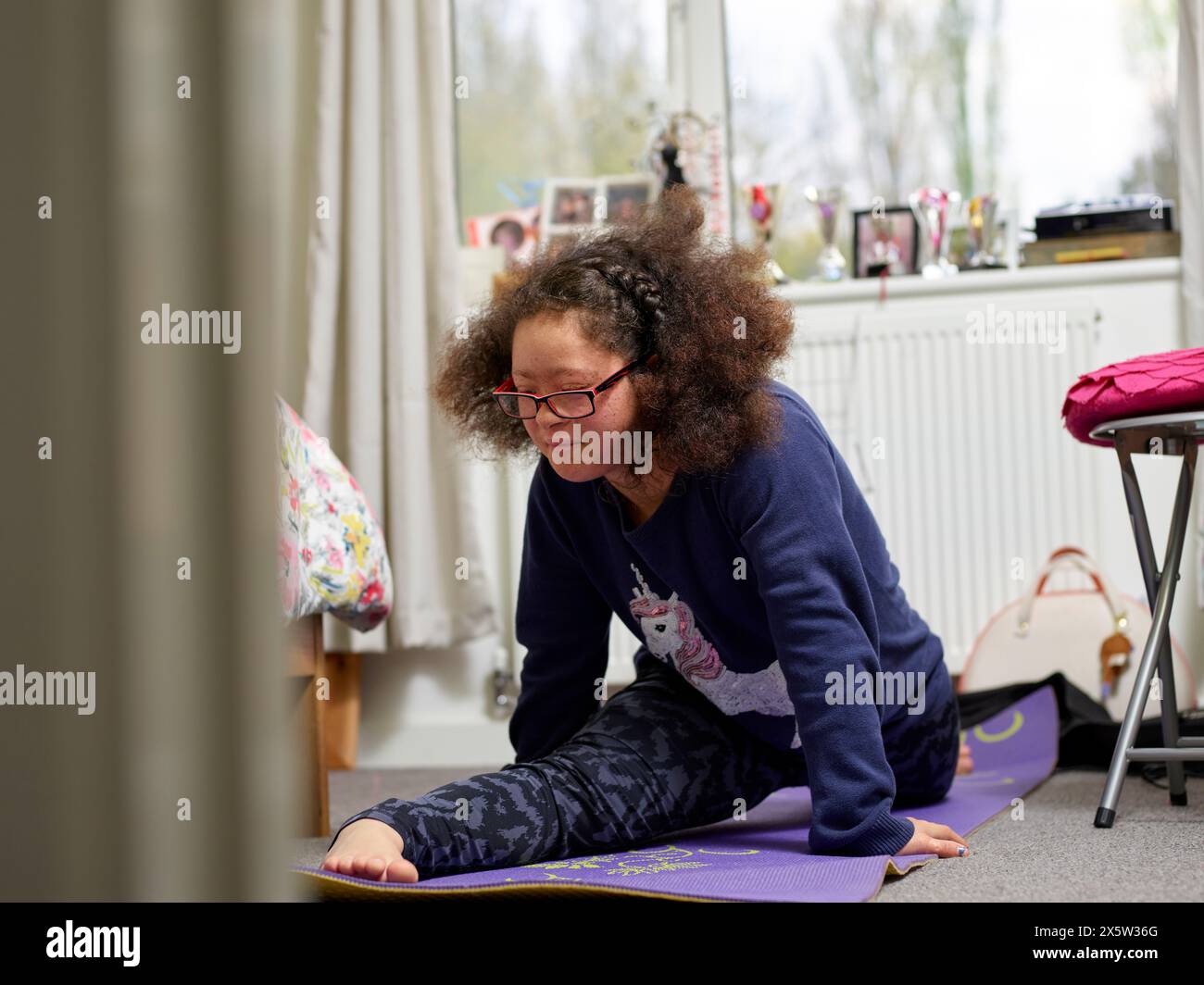 Ragazza con la sindrome di Down che fa le spaccature Foto Stock