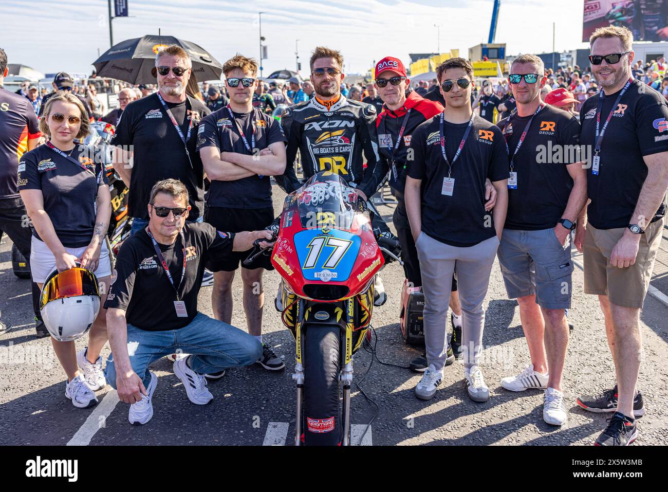 Portstewart, Regno Unito. 9 maggio 2024. Peter Hickman (60) ha vinto la Milltown Services Station Supertwin Race al Northwest 200. Il secondo fu Richar Cooper (47) e il terzo fu Mike Browne (16) Credit: Bonzo/Alamy Live News Foto Stock