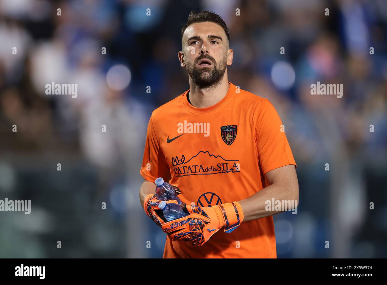 Como, Italia. 10 maggio 2024. Alessandro Micai del Cosenza calcio si fa strada verso il gol all'inizio del secondo tempo della partita di serie B allo Stadio Giuseppe Sinigaglia, Como. Il credito per immagini dovrebbe essere: Jonathan Moscrop/Sportimage Credit: Sportimage Ltd/Alamy Live News Foto Stock