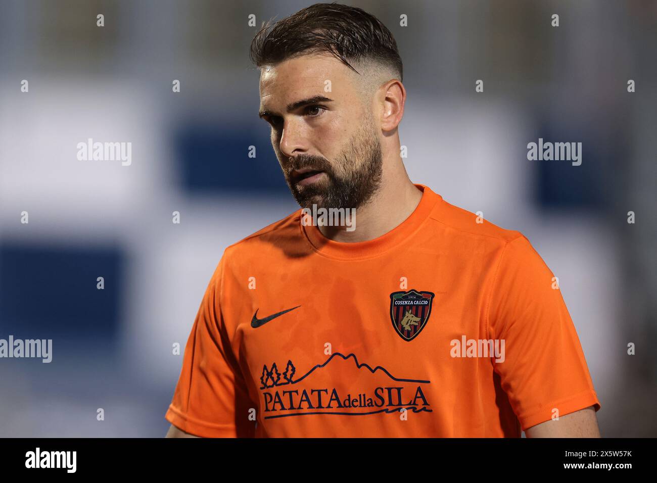 Como, Italia. 10 maggio 2024. Alessandro Micai del Cosenza calcio si fa strada verso il gol all'inizio del secondo tempo della partita di serie B allo Stadio Giuseppe Sinigaglia, Como. Il credito per immagini dovrebbe essere: Jonathan Moscrop/Sportimage Credit: Sportimage Ltd/Alamy Live News Foto Stock