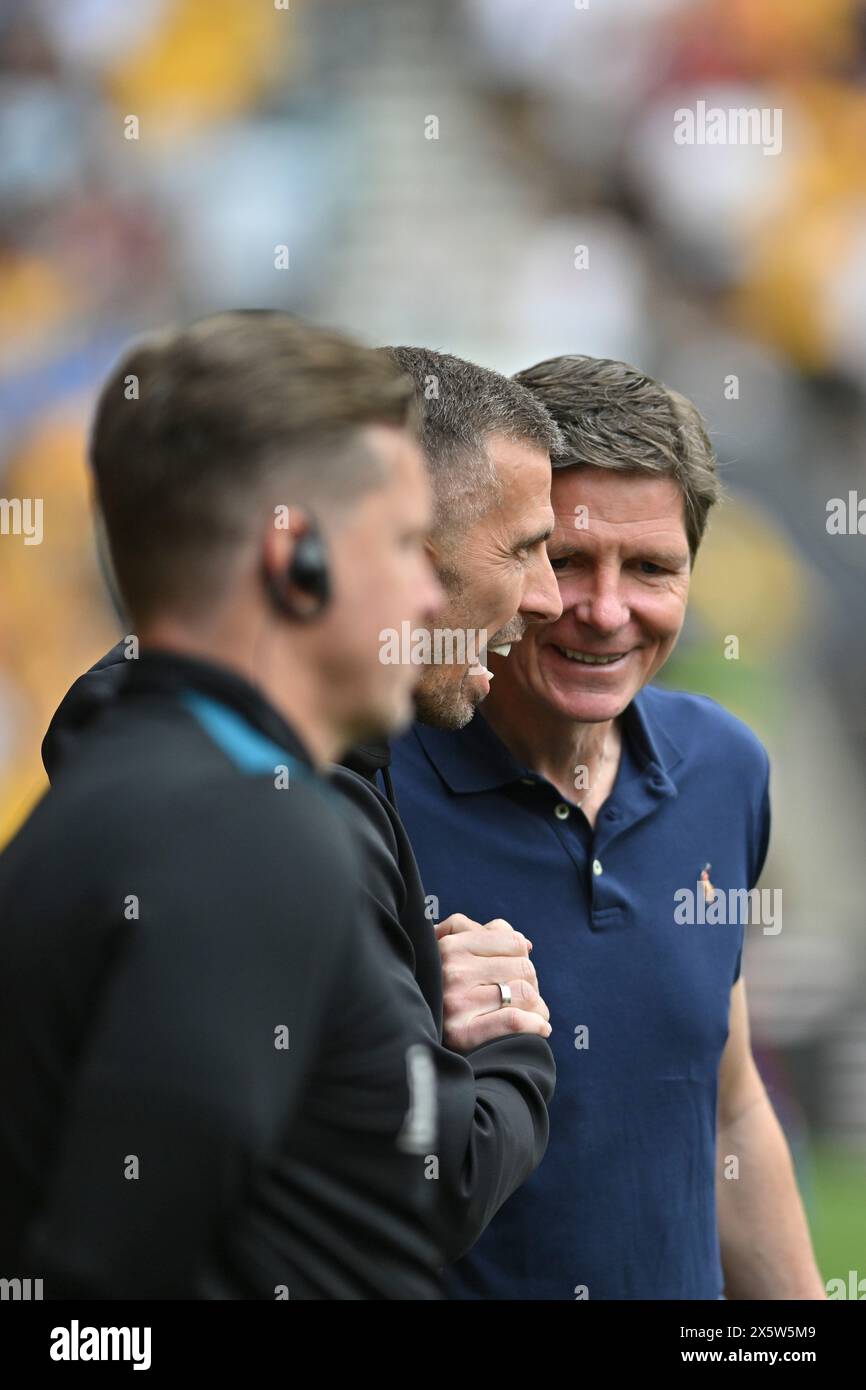 Molineux Stadium, Wolverhampton, West Midlands, Inghilterra. 11 maggio 2024; Molineux Stadium, Wolverhampton, West Midlands, Inghilterra; Premier League Football, Wolverhampton Wanderers contro il Crystal Palace; il capo allenatore dei Wolves Gary o'Neil saluta il manager del Crystal Palace Oliver Glasner credito: Action Plus Sports Images/Alamy Live News Foto Stock