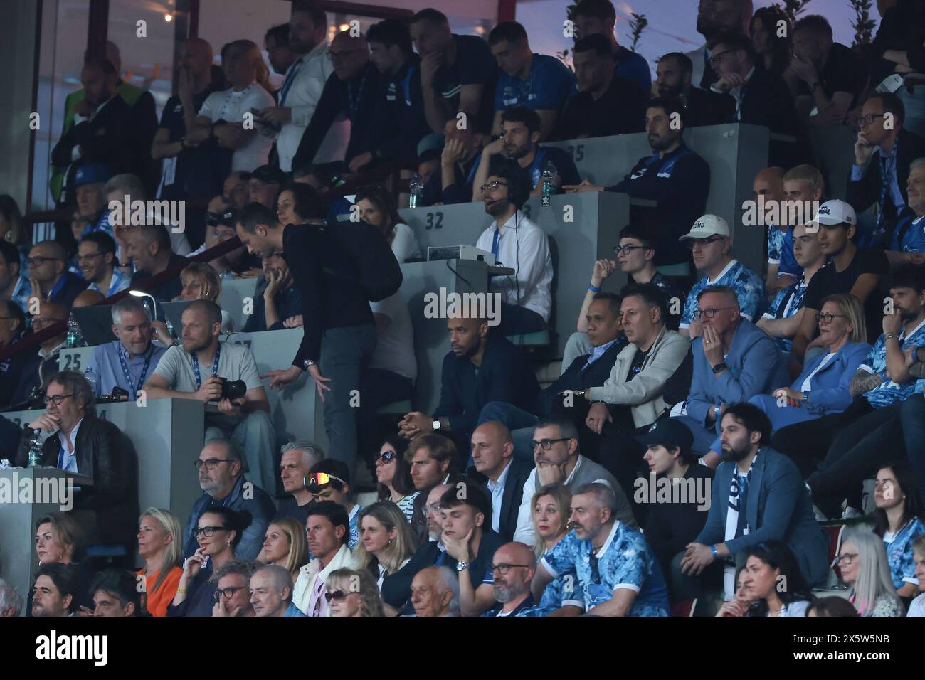 Como, Italia. 10 maggio 2024. L'ex calciatore Theirry Henry a stakeholder di Como 1907 guarda avanti insieme a Mirwan Suwarso Como 1907 allenatore ( a destra di Henry ) durante la partita di serie B allo Stadio Giuseppe Sinigaglia, Como. Il credito per immagini dovrebbe essere: Jonathan Moscrop/Sportimage Credit: Sportimage Ltd/Alamy Live News Foto Stock