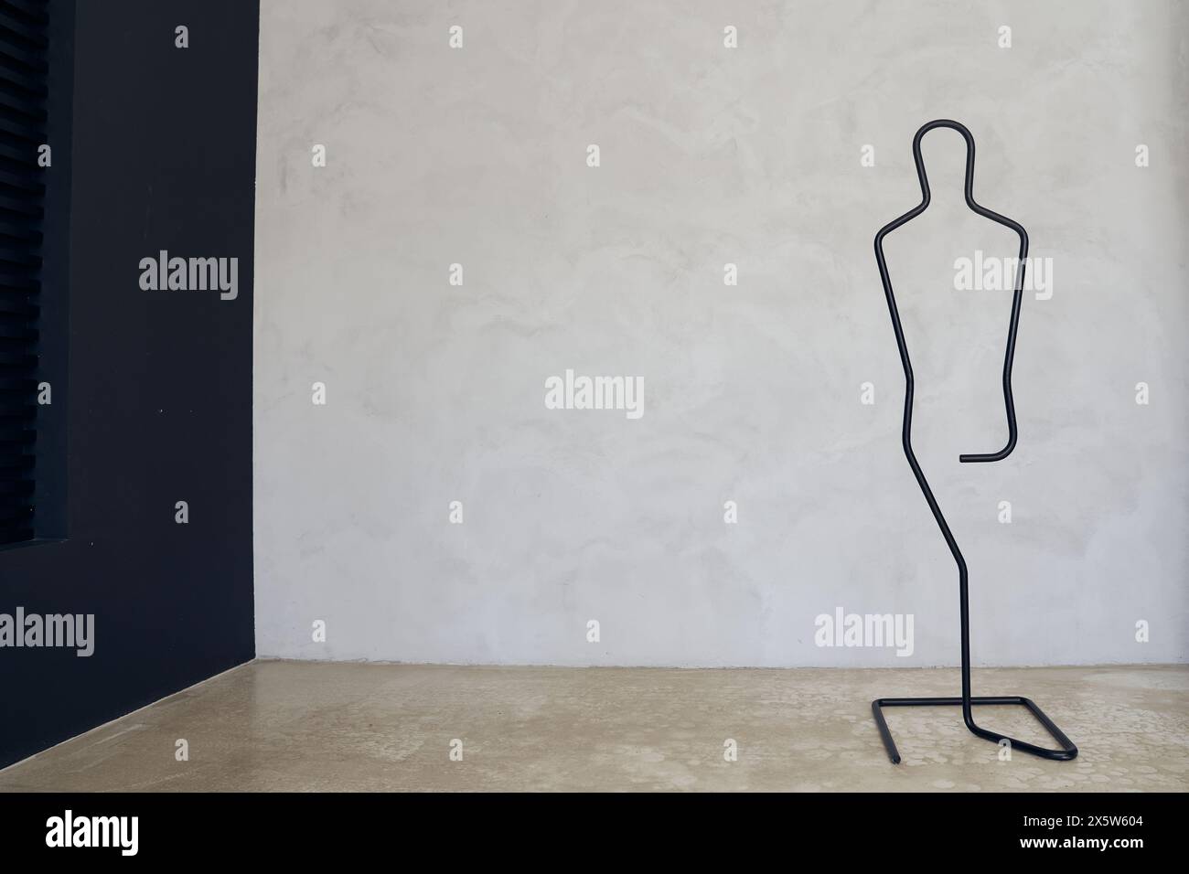 Un supporto per gioielli. Un portagioie a forma di silhouette umana. Con spazio per la copia, con spazio per il tuo progetto, poster. Foto di alta qualità Foto Stock