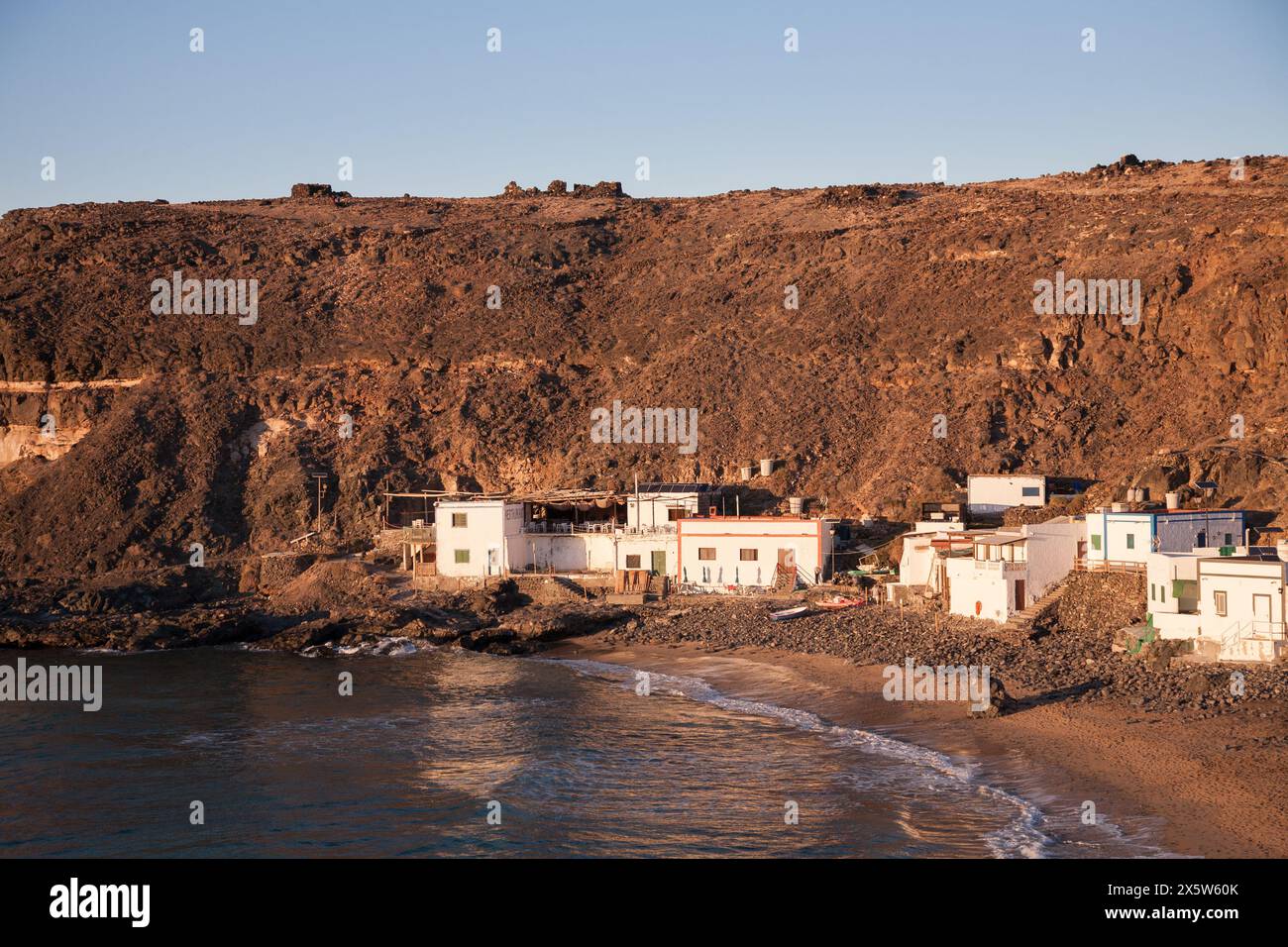 Una vista sul villaggio di pescatori di Puertido de los Molinos al tramonto sulla costa occidentale dell'isola Canaria di Fuerteventura, Spagna Foto Stock