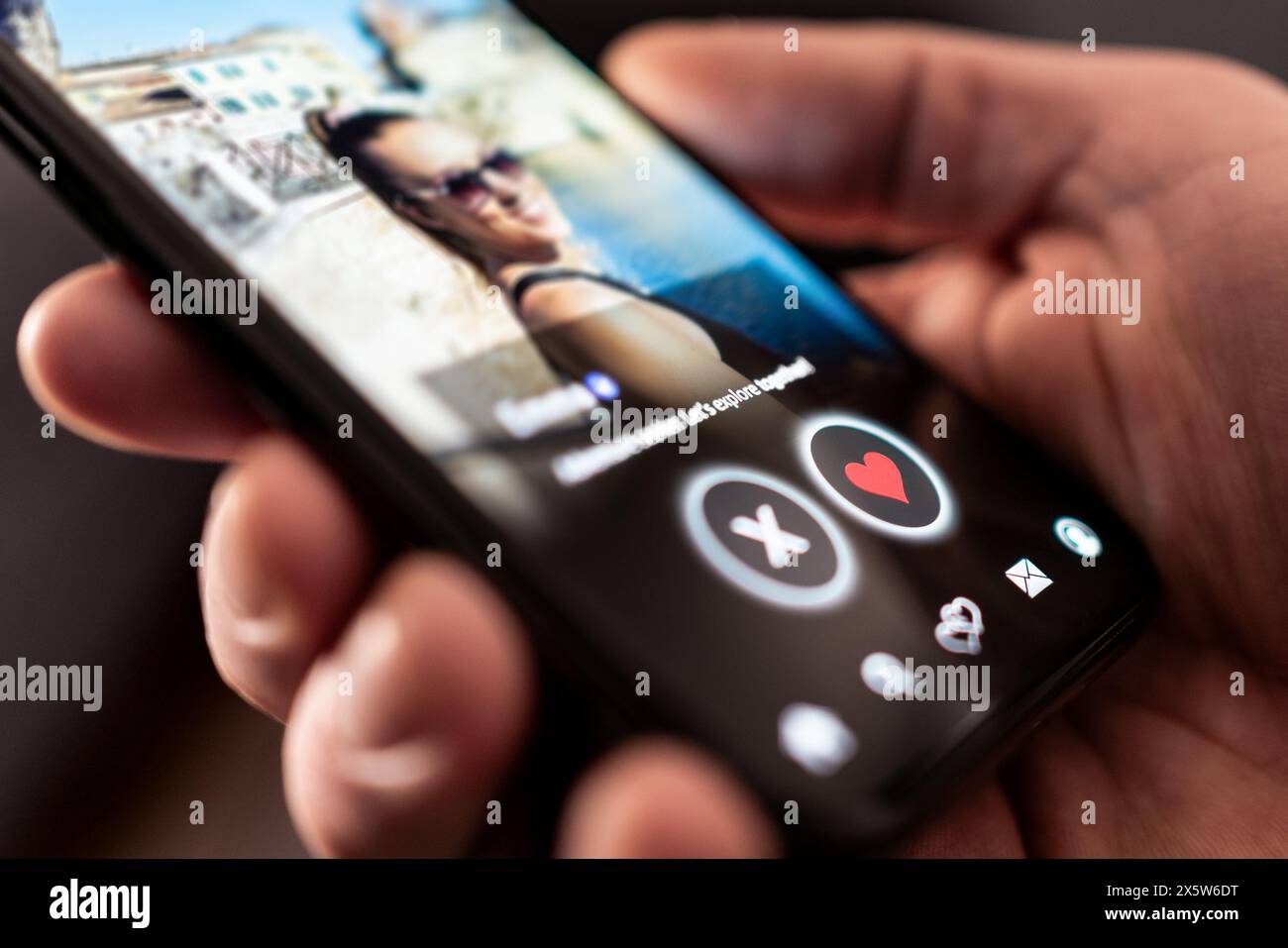 Data app, sito online. Scorri per amore e relazione. Destra o sinistra. Foto del profilo di una donna. Uomo con il telefono. Corrispondenza sull'applicazione mobile. Foto Stock