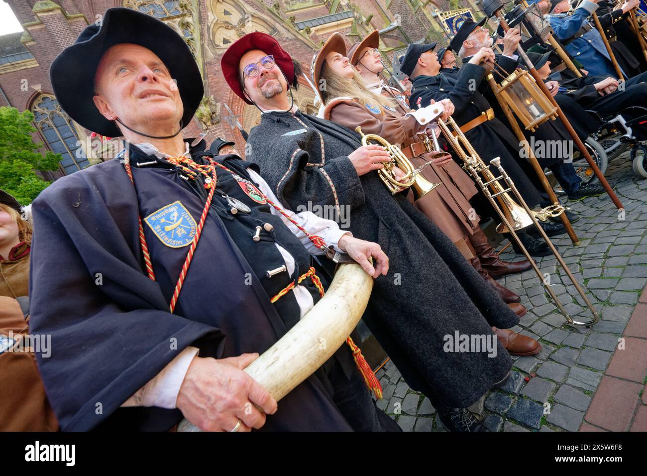 Viersen, Germania. 11 maggio 2024. I guardiani notturni di 30 città diverse e quattro paesi si riuniscono per scattare una foto di gruppo dopo una processione attraverso Dülken. L'incontro di partecipanti provenienti da città con una vecchia tradizione di guardiani notturni si svolge in luoghi diversi dal 1987. Credito: Henning Kaiser/dpa/Alamy Live News Foto Stock