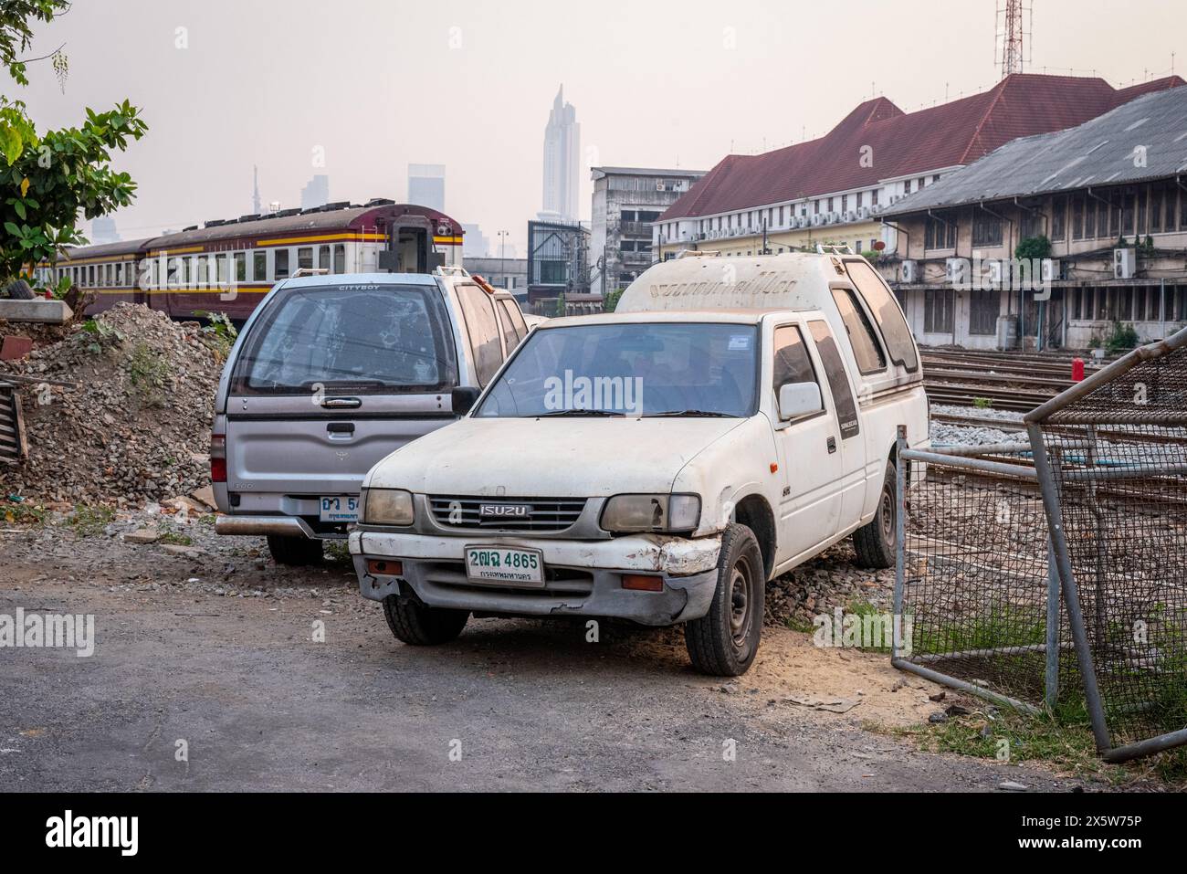 Bangkok, Thailandia - 31 gennaio 2024: Una sezione di ferrovia da Rama i Road al ponte su Khlong Saen Saep. Foto Stock