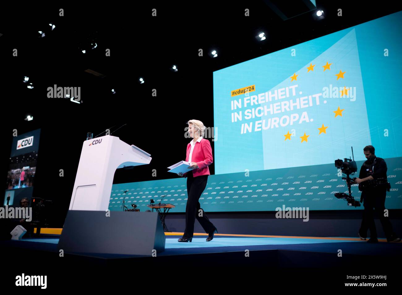 Ursula von der Leyen, CDU Parteitag DEU, Deutschland, Germania, Berlino, 08.05.2024 Rede von Ursula von der Leyen , Praesidentin der Europaeischen Kommission und CDU-Mitglied beim Parteitag der CDU unter dem motto in Freiheit Leben Deutschland sicher in Die Zukunft fuehren in Berlin Deutschland . Die Spitzenkandidatin der EVP stellt sich zur Wiederwahl nach der Europawahl unter dem motto Mehr als eine Union Unsere Heimat en: Ursula von der Leyen , Presidente della Commissione europea e membro della CDU alla conferenza del partito CDU sotto lo slogan vivere in libertà, conduce la Germania in sicurezza nel futuro Foto Stock