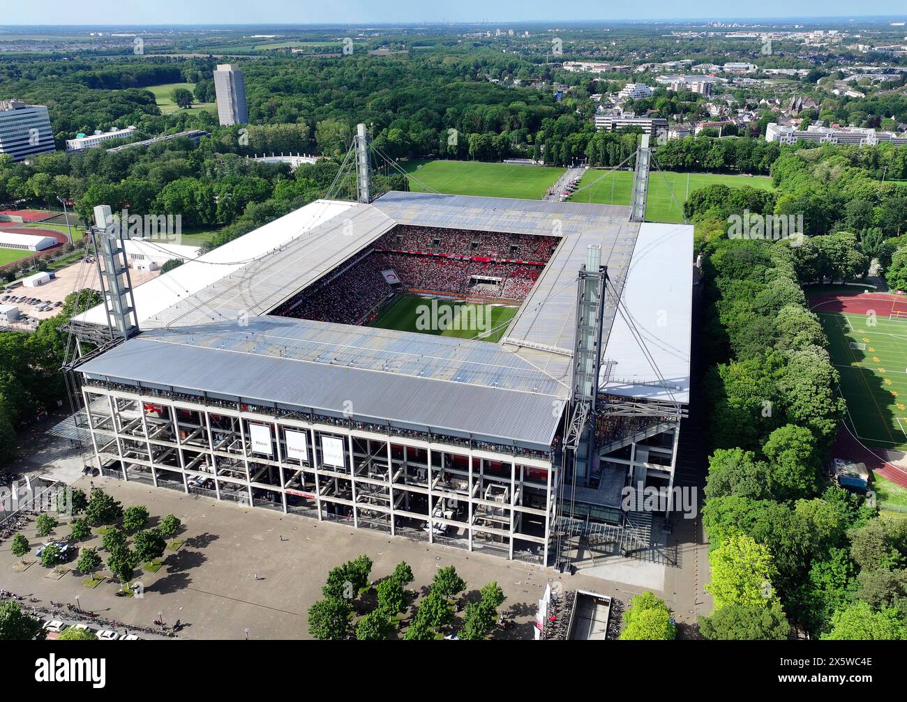Colonia, Germania. 11 maggio 2024. Calcio: Bundesliga, 1. FC Köln - 1. FC Union Berlin, giorno della partita 33, al RheinEnergieStadion. Vista dello stadio durante la partita. (Ripresa aerea con un drone) crediti: Sascha Thelen/dpa/Alamy Live News Foto Stock