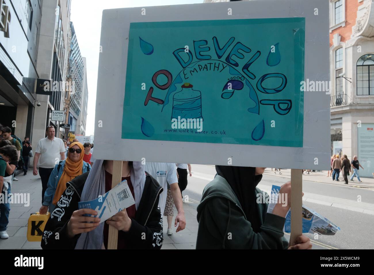 Londra, Inghilterra, Regno Unito. 11 maggio 2024. Walk for Water (Walk4water) per sensibilizzare sulla scarsità d'acqua in Africa e in altre regioni. (Credit Image: © Joao Daniel Pereira/ZUMA Press Wire) SOLO PER USO EDITORIALE! Non per USO commerciale! Foto Stock