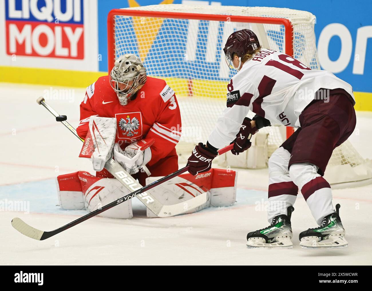 Ostrava, Repubblica Ceca. 11 maggio 2024. Polonia - Lettonia partita del gruppo B del Campionato del mondo IIHF 2024, a Ostrava, Repubblica Ceca, l'11 maggio 2024. Dal portiere sinistro John Murray della Polonia e Rodrigo Abols della Lettonia. Crediti: Jaroslav Ozana/CTK Photo/Alamy Live News Foto Stock