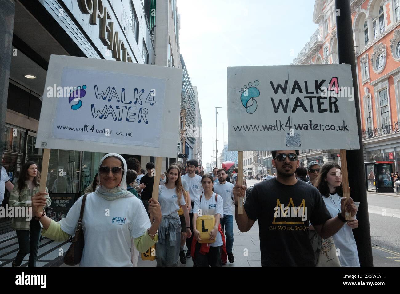 Londra, Inghilterra, Regno Unito. 11 maggio 2024. Walk for Water (Walk4water) per sensibilizzare sulla scarsità d'acqua in Africa e in altre regioni. (Credit Image: © Joao Daniel Pereira/ZUMA Press Wire) SOLO PER USO EDITORIALE! Non per USO commerciale! Foto Stock