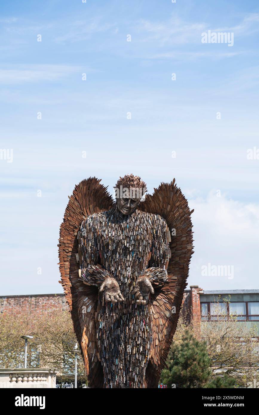 The Knife Angel, una scultura creata dall'artista Alfie Bradley e formata da 100.000 coltelli, in mostra a Weston-super-Mare, North Somerset. Conosciuto anche come National Monument Against Violence & Aggression, l'angelo è stato creato per evidenziare il crimine con coltello nel Regno Unito. Foto Stock