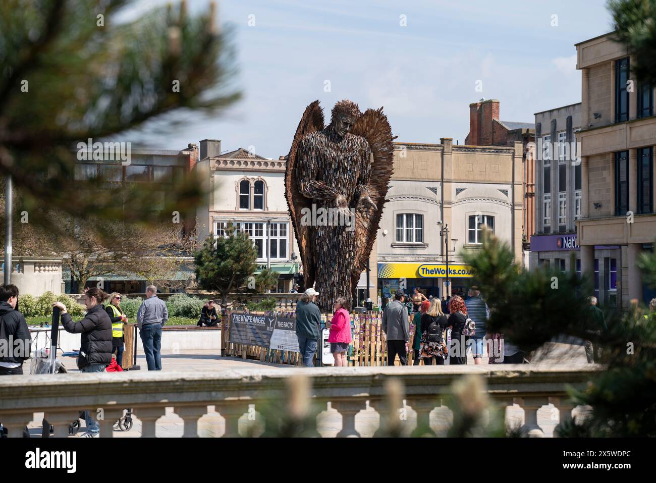 The Knife Angel, una scultura creata dall'artista Alfie Bradley e formata da 100.000 coltelli, in mostra a Weston-super-Mare, North Somerset. Conosciuto anche come National Monument Against Violence & Aggression, l'angelo è stato creato per evidenziare il crimine con coltello nel Regno Unito. Foto Stock