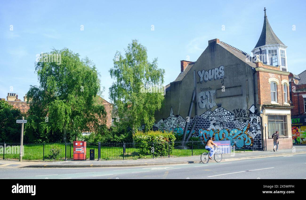Piccolo parco all'angolo tra Station Road e Beverley Road, Hull, East Yorkshire, Regno Unito. Graffiti. Arte urbana. Spazi verdi. Foto Stock