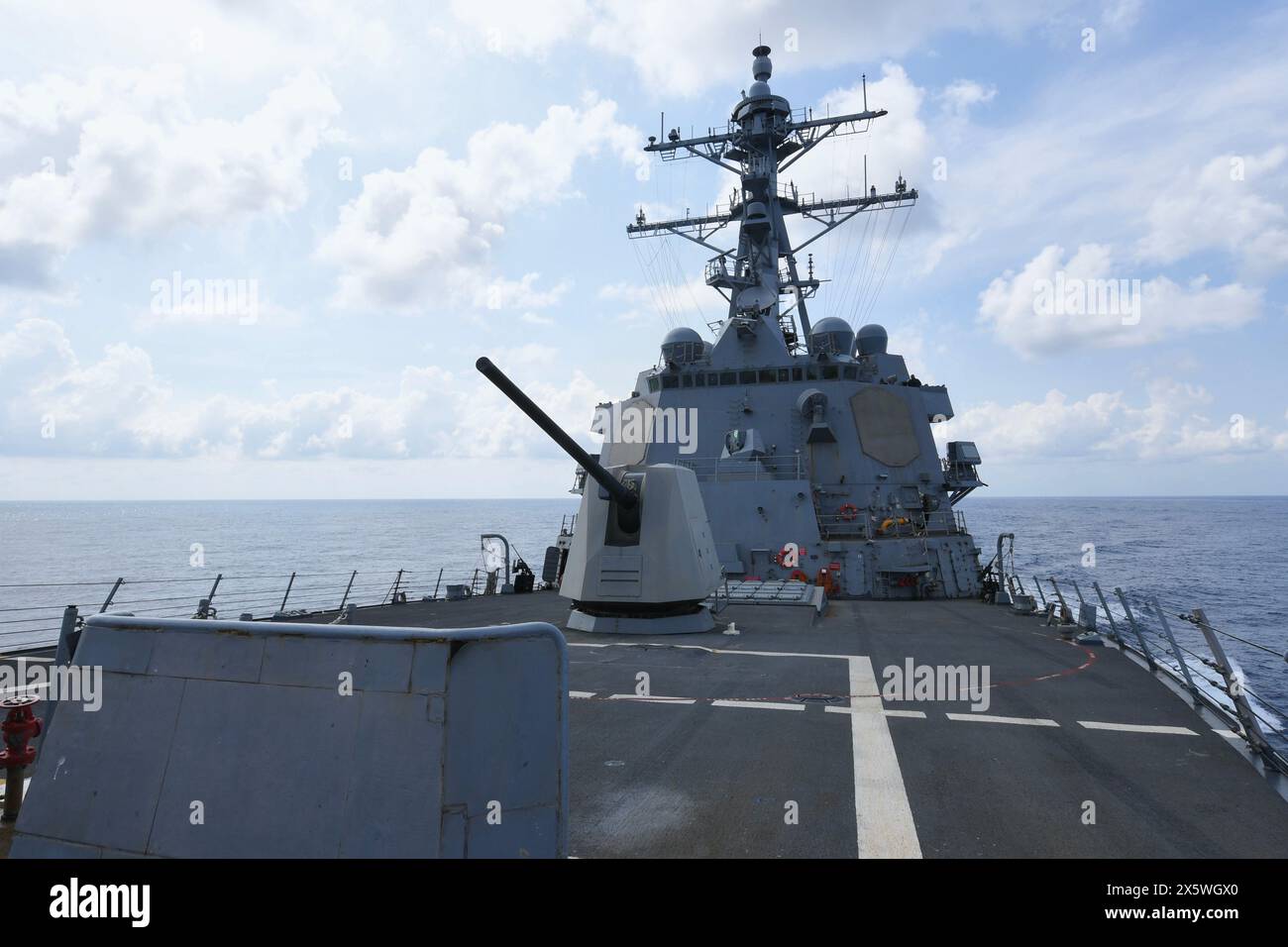 SOUTH CHINA SEA (10 maggio 2024) il cacciatorpediniere missilistico guidato classe Arleigh Burke USS Halsey (DDG-97) conduce operazioni di routine in corso nel sud Foto Stock