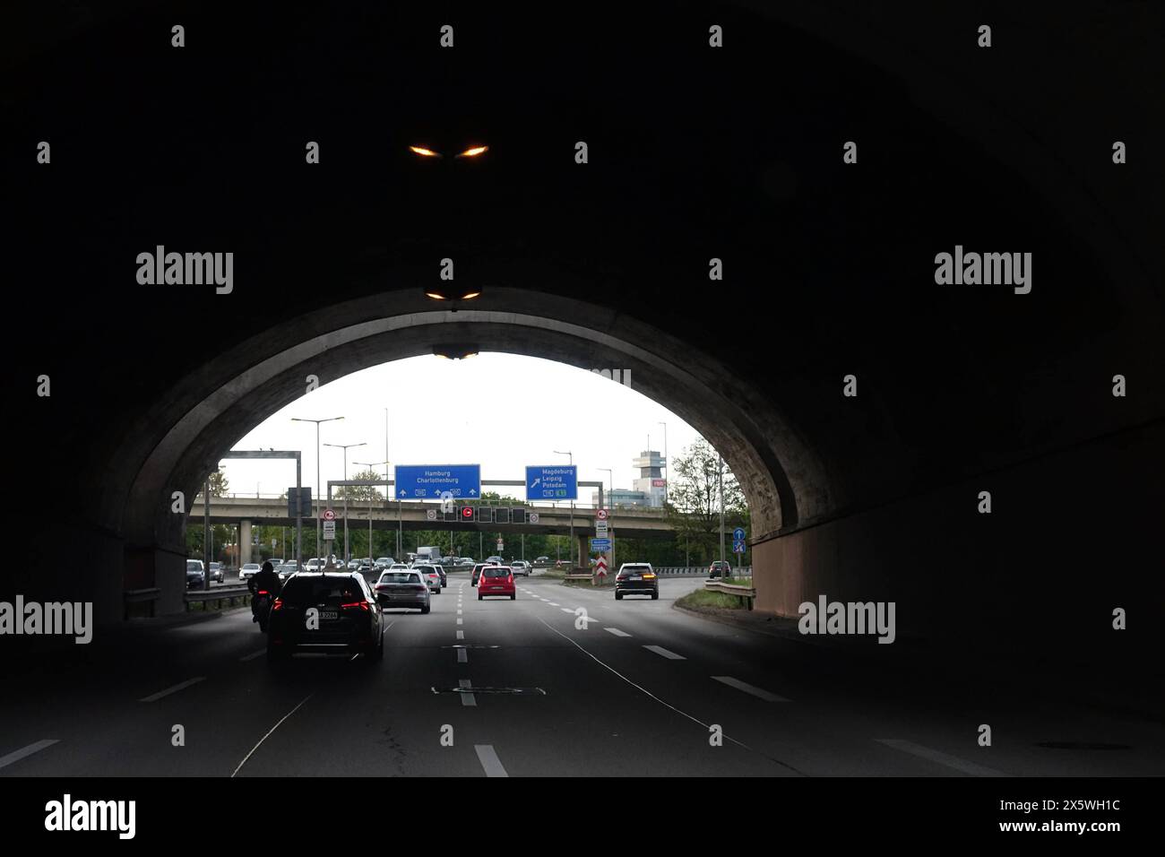 28.04.2024, Berlino, GER - Autos fahren auf der A100 nel tunnel Richtung Norden durch einen. A 100, A100, Alltag, aussen, Aussenaufnahme, Autobahn, Autofahrer, Automobile, Autos, Autoverkehr, Berlino, deutsch, Deutschland, Europa, europaeisch, Fahrzeuge, Fruehjahr, Fruehling, Gesellschaft, Individualverkehr, Jahreszeit, Kfz, Kraftfahrzeuge, Personenkraftwagen, PKW, QF, Querformat, Stadt, Stadtansicht, Stadtautobahn, Stadtbild, Stadtverkehr, Strasse, Strassenszene, Strassenverkehr, tunnel, Unterfuehrung, Verkehr, Westeuropa, Wirtschaft 240428D800BERLIN.JPG *** 28 04 2024, Berlino, GER Cars Driving Foto Stock