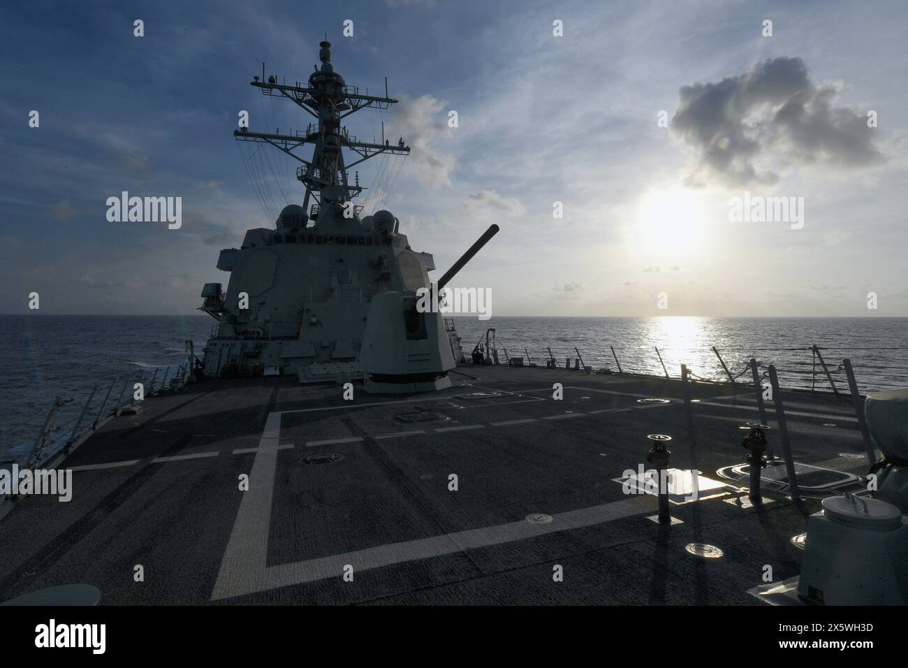 240510-N-IM467-1008 MAR CINESE MERIDIONALE (10 maggio 2024) il cacciatorpediniere missilistico guidato classe Arleigh Burke USS Halsey (DDG-97) conduce la routine in corso Foto Stock