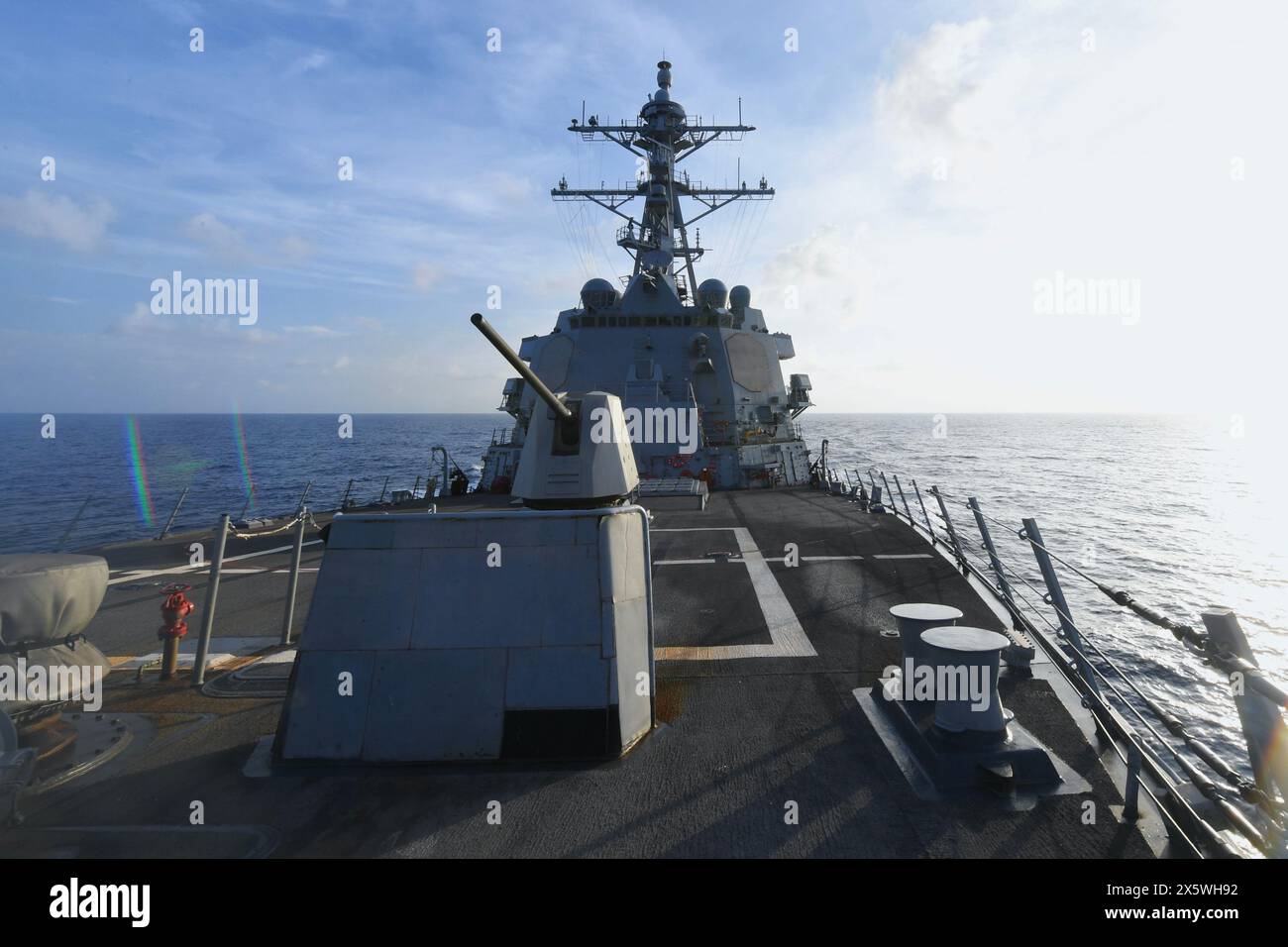 SOUTH CHINA SEA (10 maggio 2024) il cacciatorpediniere missilistico guidato classe Arleigh Burke USS Halsey (DDG 97) conduce operazioni di routine in corso nel sud Foto Stock