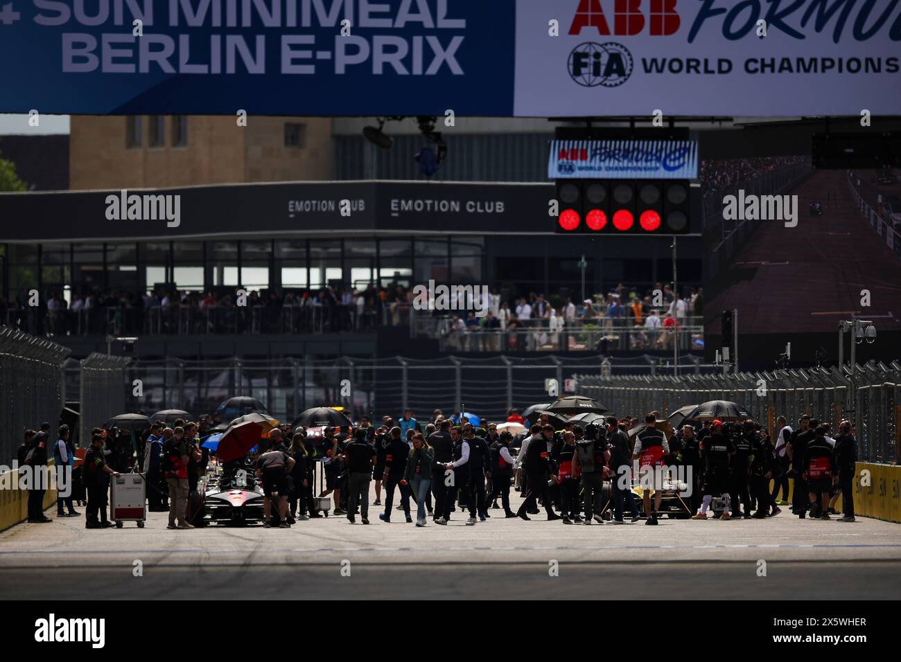 Berlino, Germania. 11 maggio 2024. Berlino, Allemagne. 11 maggio 2024. Grid Ambience durante l'ePrix di Berlino 2024, 7° incontro del Campionato Mondiale ABB FIA Formula e 2023-24, sul circuito di Tempelhof Airport Street dal 10 al 12 maggio 2024 a Berlino, Germania - foto Eric Alonso/DPPI Credit: DPPI Media/Alamy Live News Credit: DPPI Media/Alamy Live News Foto Stock
