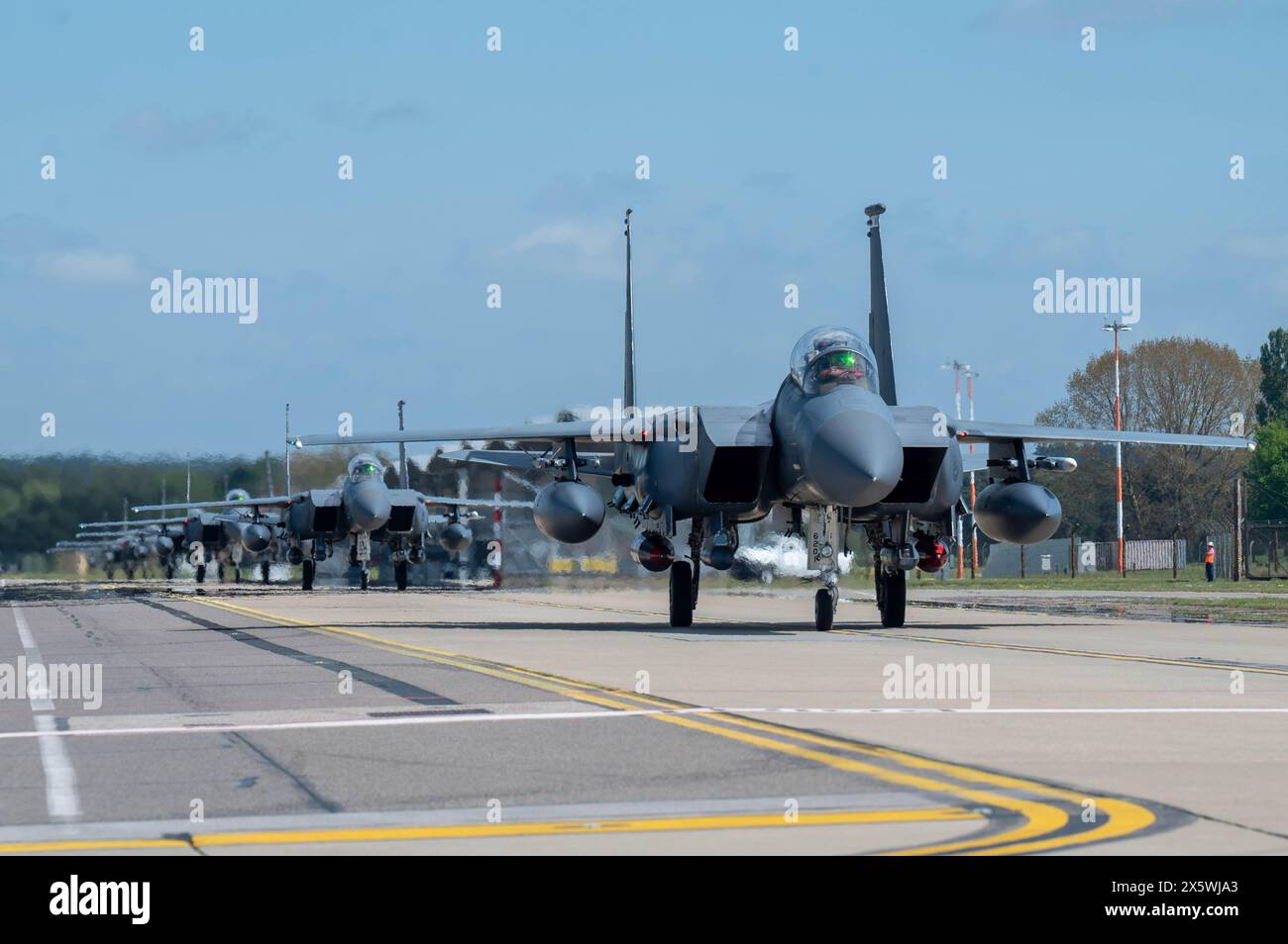 Gli F-15E Strike Eagles assegnati al 494th Fighter Squadron arrivano alla RAF Lakenheath, Inghilterra, 8 maggio 2024. La 494th FS è tornata da un de di sette mesi Foto Stock