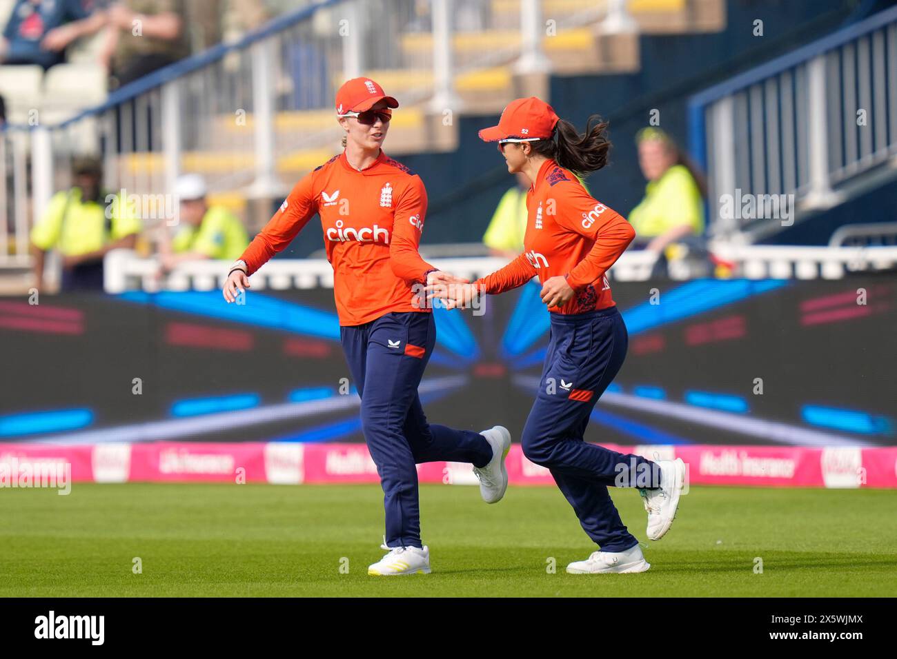 Edgbaston, Birmingham, Regno Unito. 11 maggio 2024. 1st Vitality Womens T20 International, Inghilterra contro Pakistan; Freya Kemp d'Inghilterra festeggia con Maia Bouchier d'Inghilterra dopo la sua cattura per licenziare Nida Dar del Pakistan crediti: Action Plus Sports/Alamy Live News Foto Stock