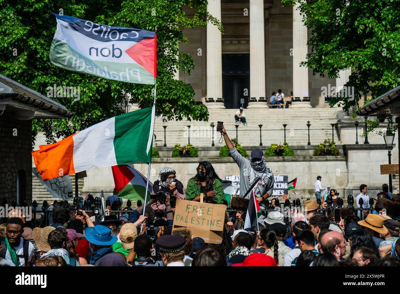Londra, Regno Unito. 11 maggio 2024. Arriva una marcia per dare supporto a coloro che si accamparono all'interno. La polizia e la sicurezza del campus li tengono fuori dai cancelli - Una protesta palestinese, che chiede un cessate il fuoco ora e di smettere di armare la protesta israeliana palestinese nel campus principale dell'UCL (parte della diffusione dalle università statunitensi). Crediti: Guy Bell/Alamy Live News Foto Stock