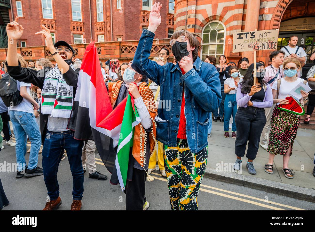 Londra, Regno Unito. 11 maggio 2024. Arriva una marcia per dare supporto a coloro che si accamparono all'interno. La polizia e la sicurezza del campus li tengono fuori dai cancelli - Una protesta palestinese, che chiede un cessate il fuoco ora e di smettere di armare la protesta israeliana palestinese nel campus principale dell'UCL (parte della diffusione dalle università statunitensi). Crediti: Guy Bell/Alamy Live News Foto Stock