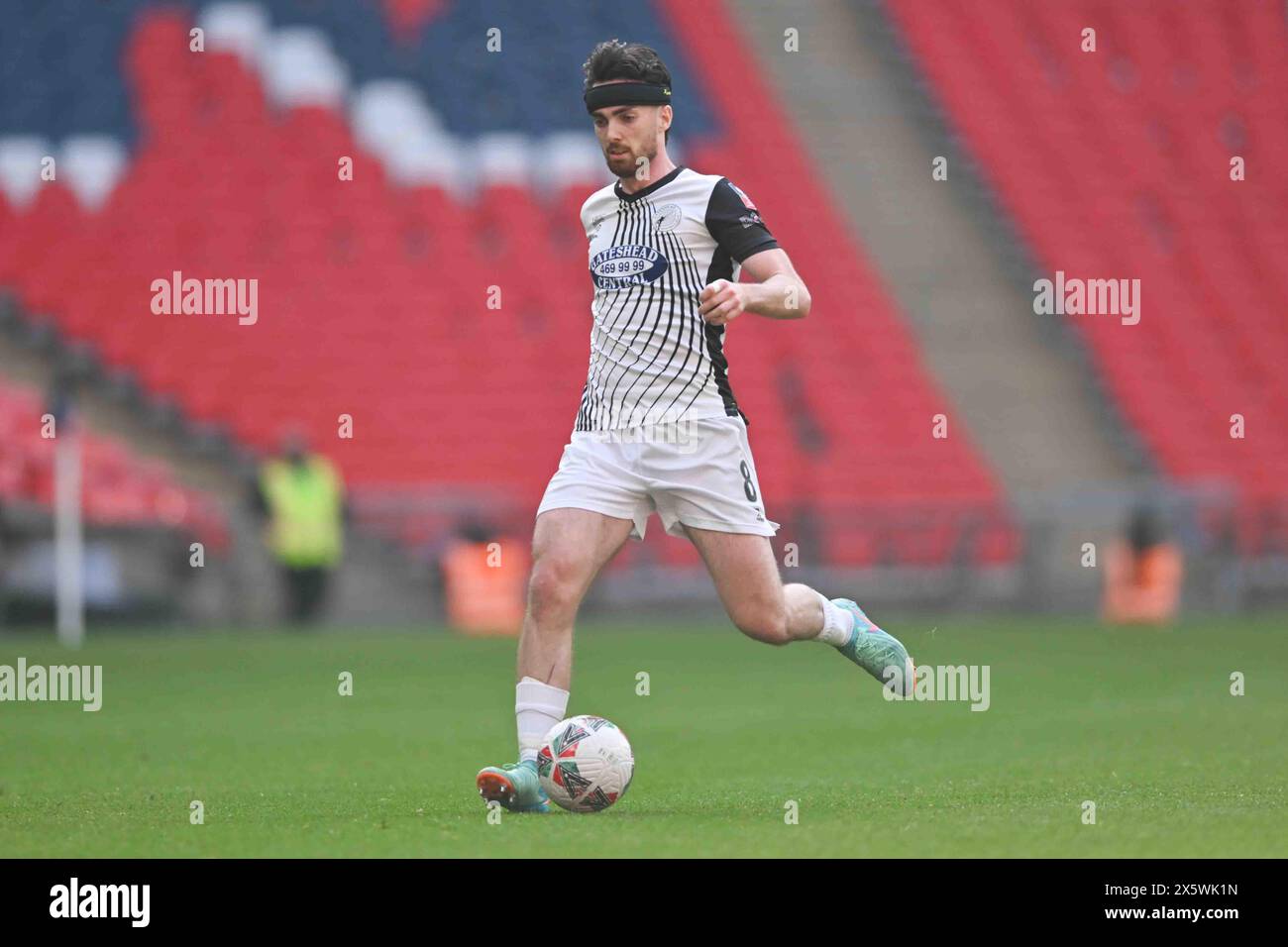 Wembley Stadium, Londra, sabato 11 maggio 2024. Ed Francis (8 Gateshead) controlla la palla durante la finale del Trofeo Isuzu fa tra Gateshead e Solihull Moors allo Stadio di Wembley, Londra, sabato 11 maggio 2024. (Foto: Kevin Hodgson | mi News) crediti: MI News & Sport /Alamy Live News Foto Stock