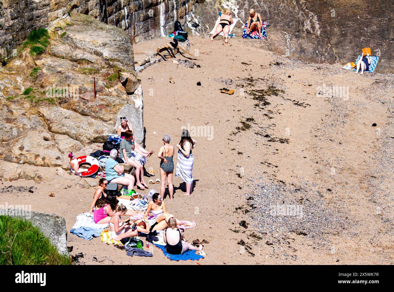 St Andrews, Fife, Scozia, Regno Unito. 11 maggio 2024. Meteo nel Regno Unito: St Andrews sta sperimentando un'incredibile ondata di caldo primaverile, con temperature fino a 25 °C.. La gente del posto e i turisti trascorrono la giornata a Castle Beach, godendosi il caldo sole di maggio. Crediti: Dundee Photographics/Alamy Live News Foto Stock