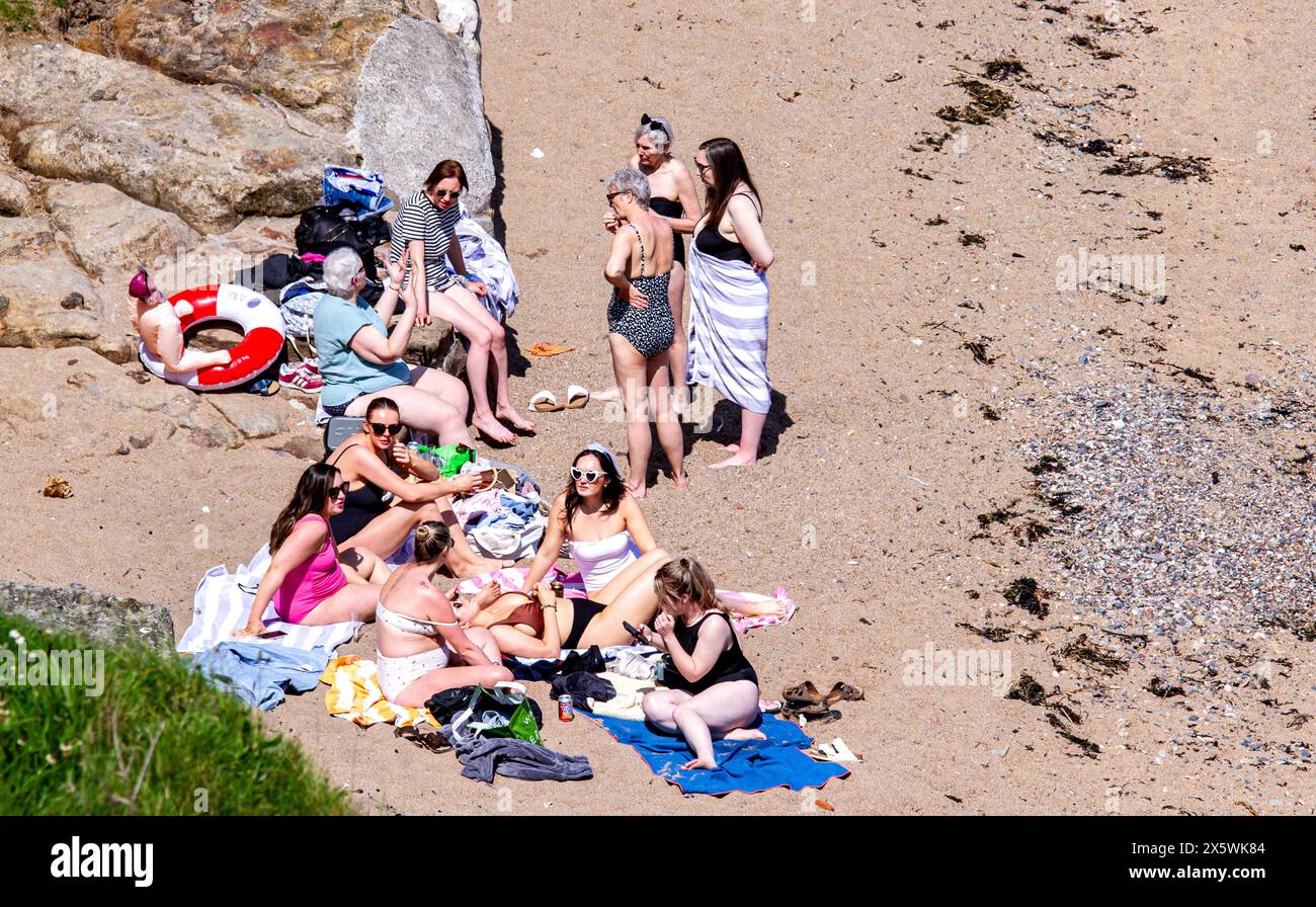 St Andrews, Fife, Scozia, Regno Unito. 11 maggio 2024. Meteo nel Regno Unito: St Andrews sta sperimentando un'incredibile ondata di caldo primaverile, con temperature fino a 25 °C.. La gente del posto e i turisti trascorrono la giornata a Castle Beach, godendosi il caldo sole di maggio. Crediti: Dundee Photographics/Alamy Live News Foto Stock