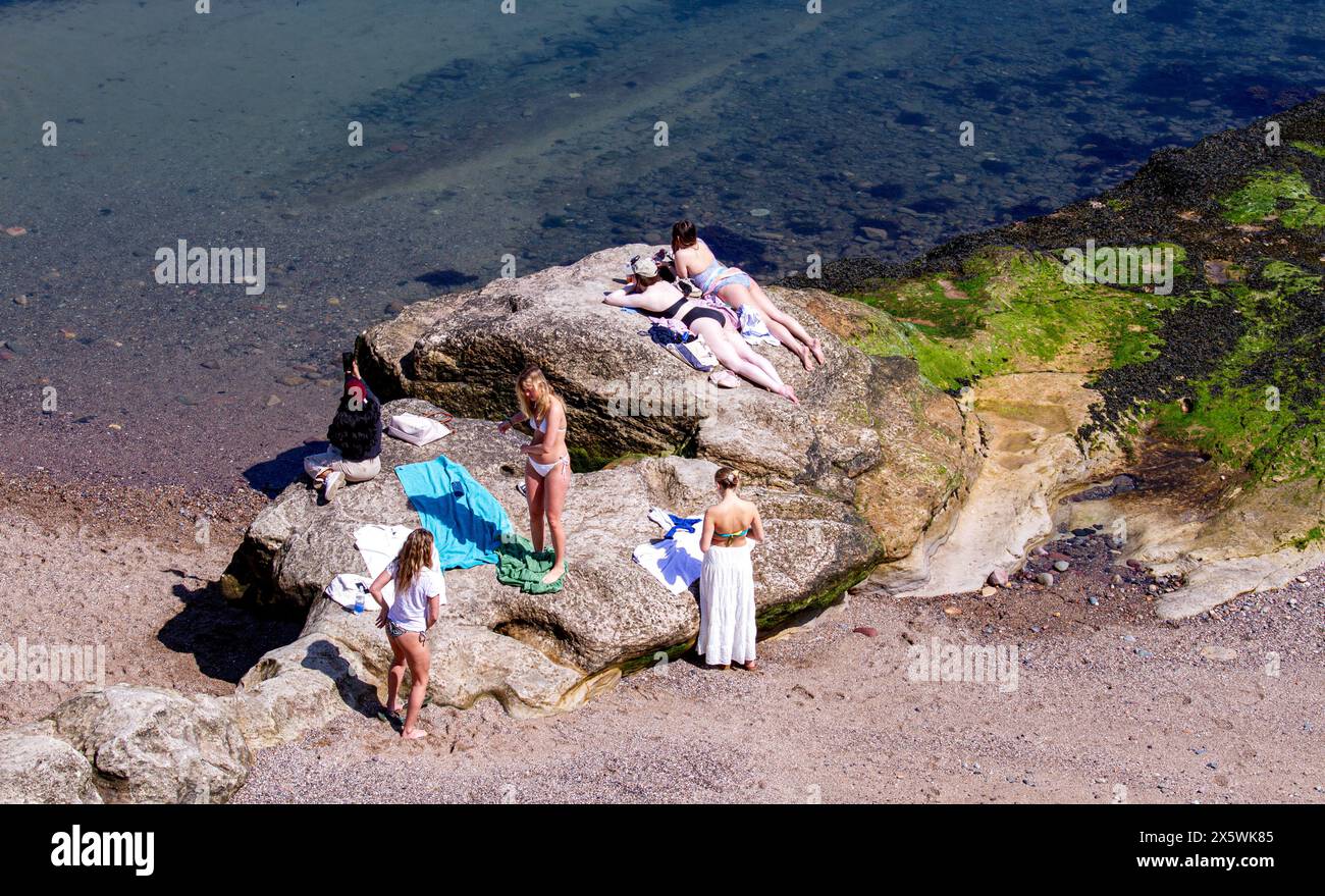 St Andrews, Fife, Scozia, Regno Unito. 11 maggio 2024. Meteo nel Regno Unito: St Andrews sta sperimentando un'incredibile ondata di caldo primaverile, con temperature fino a 25 °C.. La gente del posto e i turisti trascorrono la giornata a Castle Beach, godendosi il caldo sole di maggio. Crediti: Dundee Photographics/Alamy Live News Foto Stock