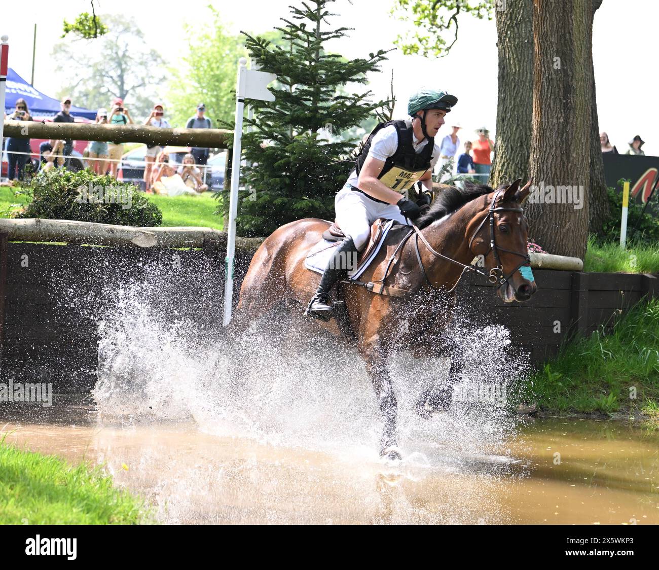 Badminton Estate, Gloucestershire, Regno Unito. 11 maggio 2024. 2024 MARS Badminton Horse Trials 4° giorno; Max Warburton (GBR) in ESCLUSIVA su MONBEG durante il Cross Country il 4° giorno credito: Action Plus Sports/Alamy Live News Foto Stock