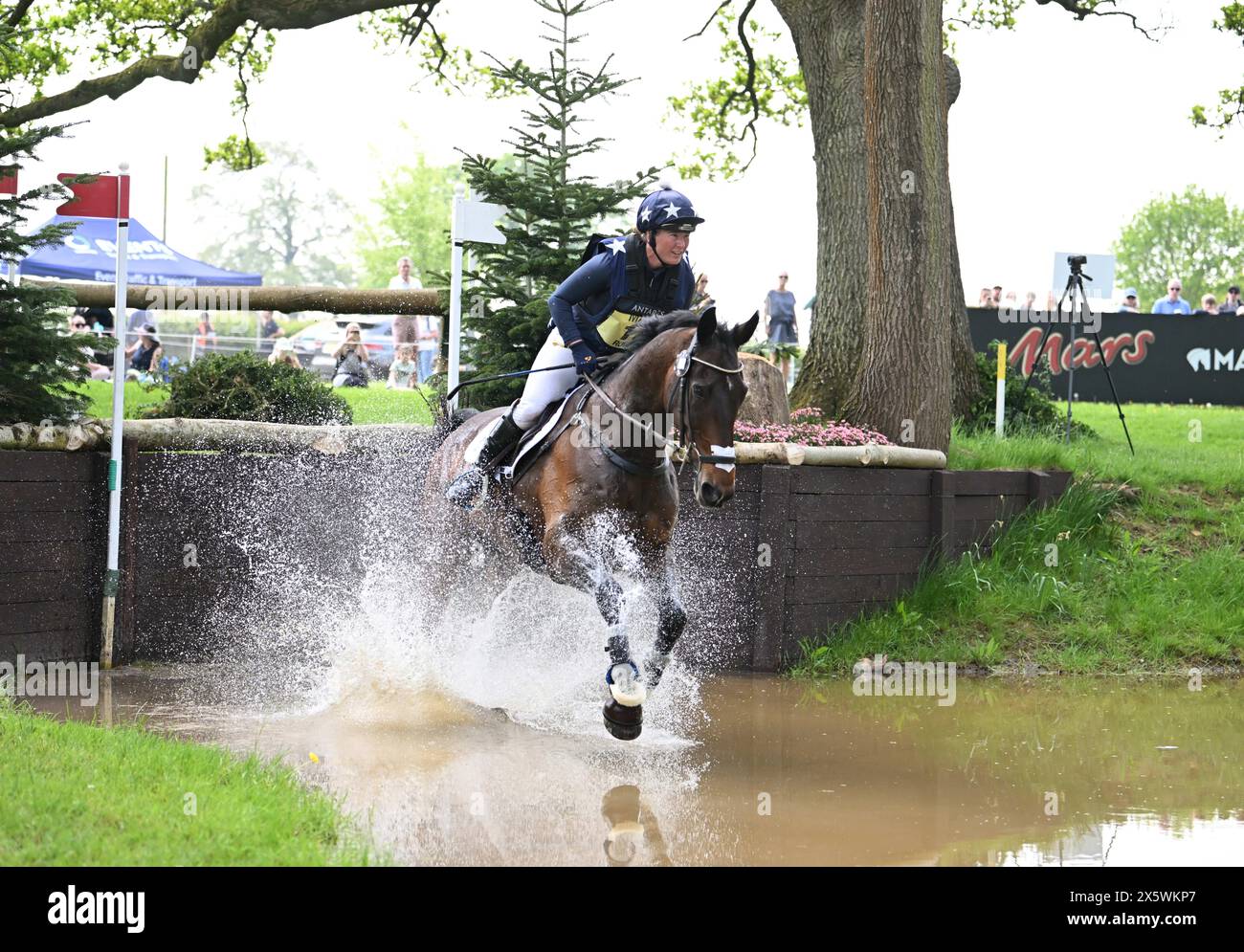 Badminton Estate, Gloucestershire, Regno Unito. 11 maggio 2024. 2024 MARS Badminton Horse Trials 4° giorno; Kylie Roddy (GBR) in sella a SRSKANDO durante il Cross Country il 4° giorno credito: Action Plus Sports/Alamy Live News Foto Stock