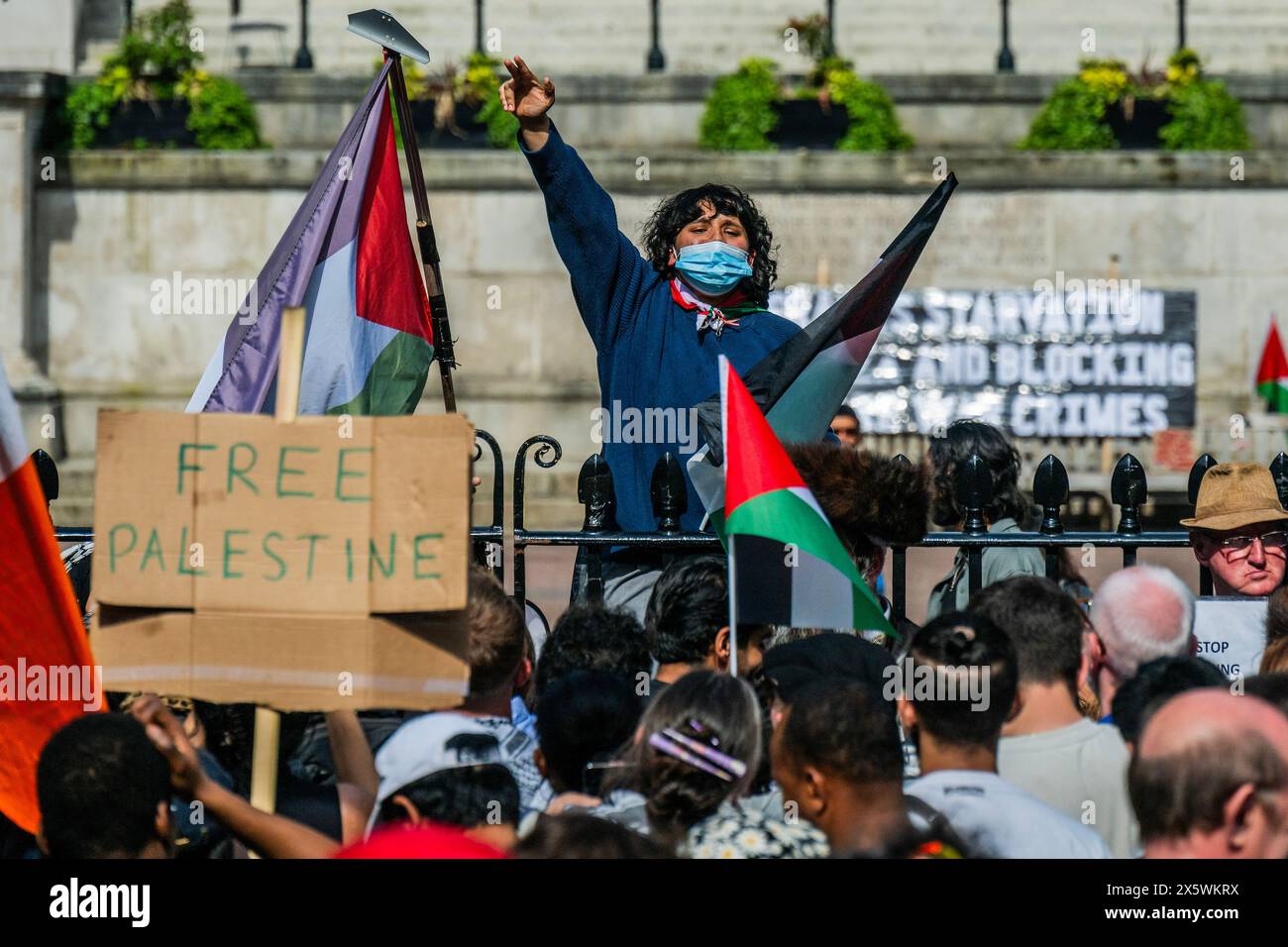 Londra, Regno Unito. 11 maggio 2024. Arriva una marcia per dare supporto a coloro che si accamparono all'interno. La polizia e la sicurezza del campus li tengono fuori dai cancelli - Una protesta palestinese, che chiede un cessate il fuoco ora e di smettere di armare la protesta israeliana palestinese nel campus principale dell'UCL (parte della diffusione dalle università statunitensi). Crediti: Guy Bell/Alamy Live News Foto Stock