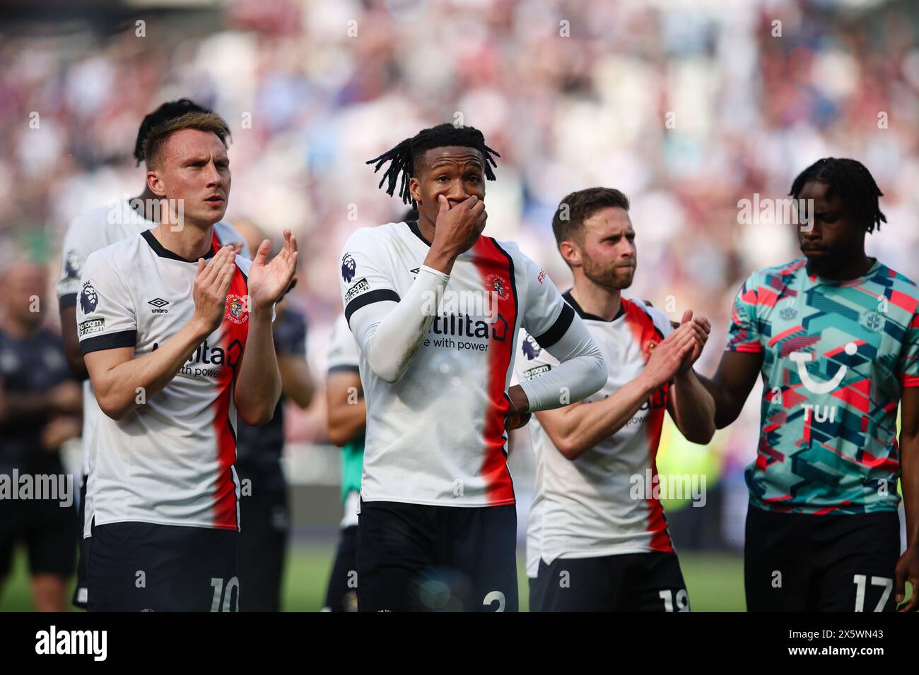 LONDRA, Regno Unito - 11 maggio 2024: Rifiuto per Gabriel Osho di Luton Town dopo la partita di Premier League tra West Ham United FC e Luton Town FC al London Stadium (credito: Craig Mercer/ Alamy Live News) Foto Stock
