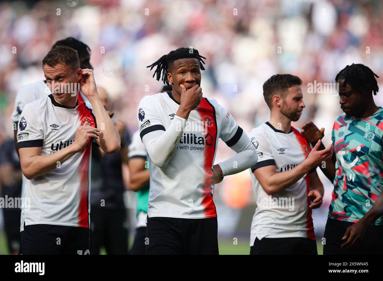LONDRA, Regno Unito - 11 maggio 2024: Rifiuto per Gabriel Osho di Luton Town dopo la partita di Premier League tra West Ham United FC e Luton Town FC al London Stadium (credito: Craig Mercer/ Alamy Live News) Foto Stock