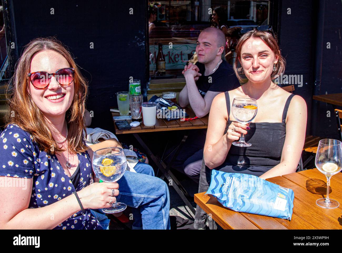 St Andrews, Fife, Scozia, Regno Unito. 11 maggio 2024. Meteo nel Regno Unito: St Andrews sta sperimentando un'incredibile ondata di caldo primaverile, con temperature fino a 25 °C.. Sia la gente del posto che i turisti trascorrono la giornata godendosi l'ondata di caldo primaverile nei caffè e nei pub di strada, insieme alla vita cittadina. Crediti: Dundee Photographics/Alamy Live News Foto Stock
